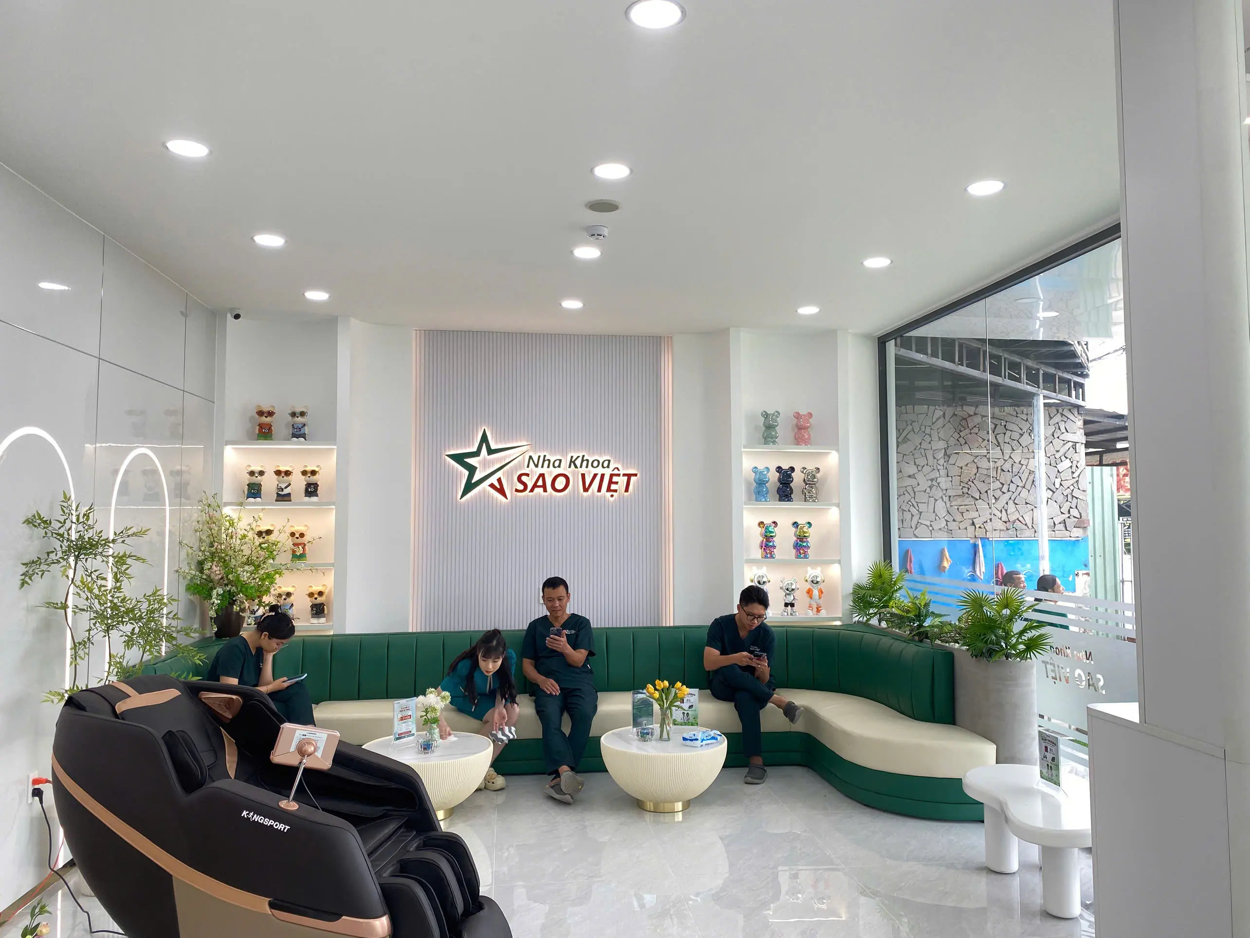 Đội ngũ bác sĩ nha khoa Bến Lức - Sao Việt